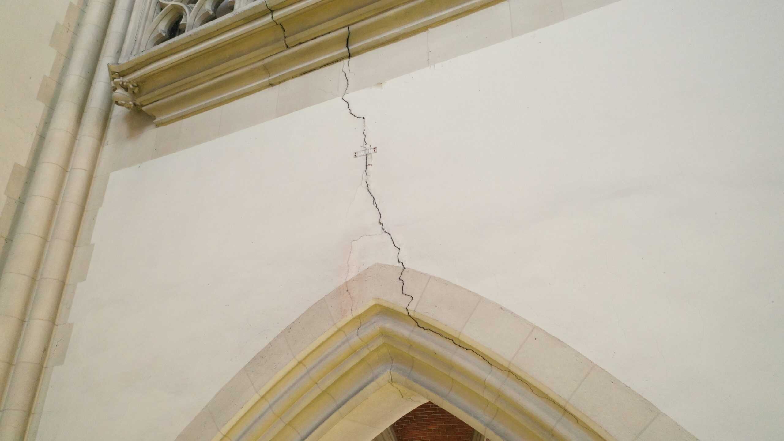 indoor drone inspecteert barsten in kerk waar er instortingsgevaar is